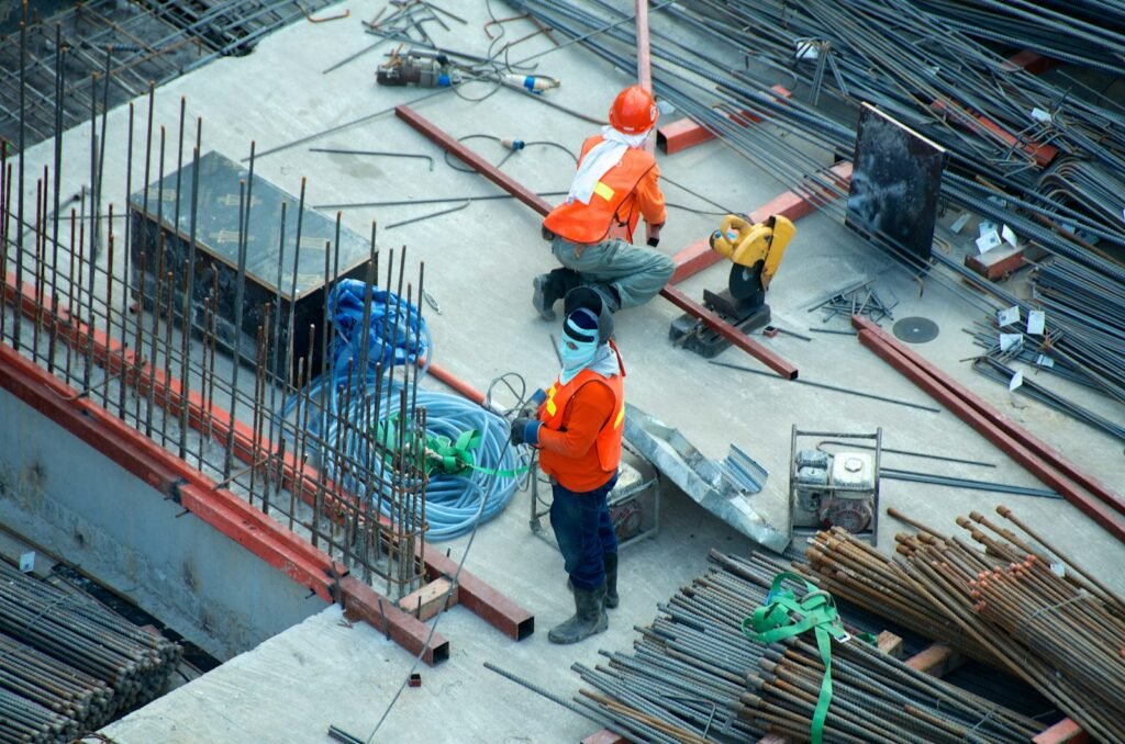 Vakman van Schrijnwerkerij Haeghebaert aan het werk op een bouwplaats
