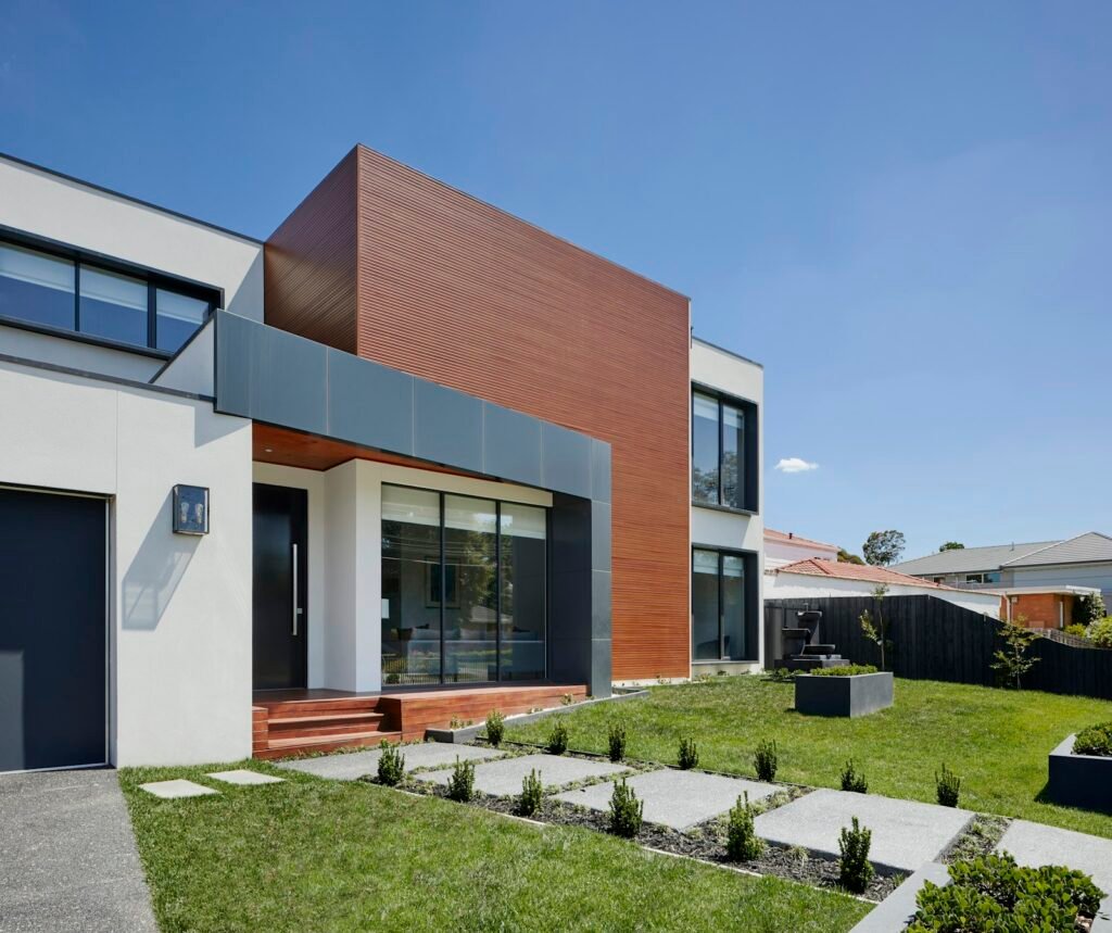 Moderne woning met aluminium voordeur
